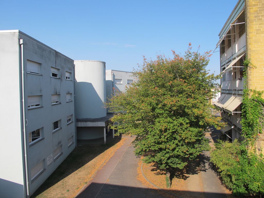 Vue vers l'internat filles (à gauche) et les logements de fonction à l'extrémité du bâtiment C (à droite).