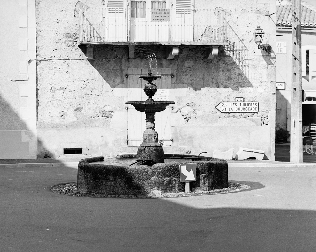 Vue d'ensemble d'une fontaine sur la place.
