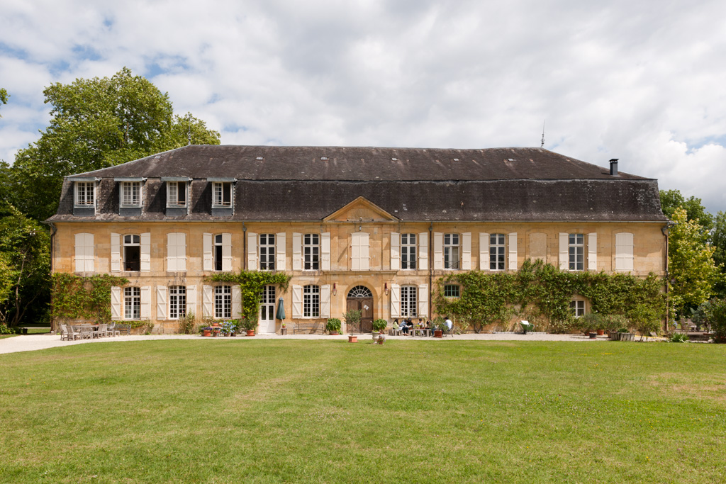 Vue d'ensemble de l'élévation principale sur cour (ouest).