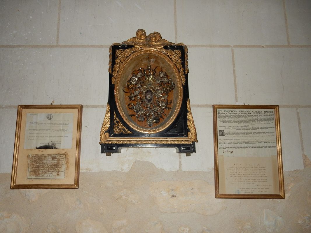 Reliquaire de la Vraie Croix dans le choeur de l'église.