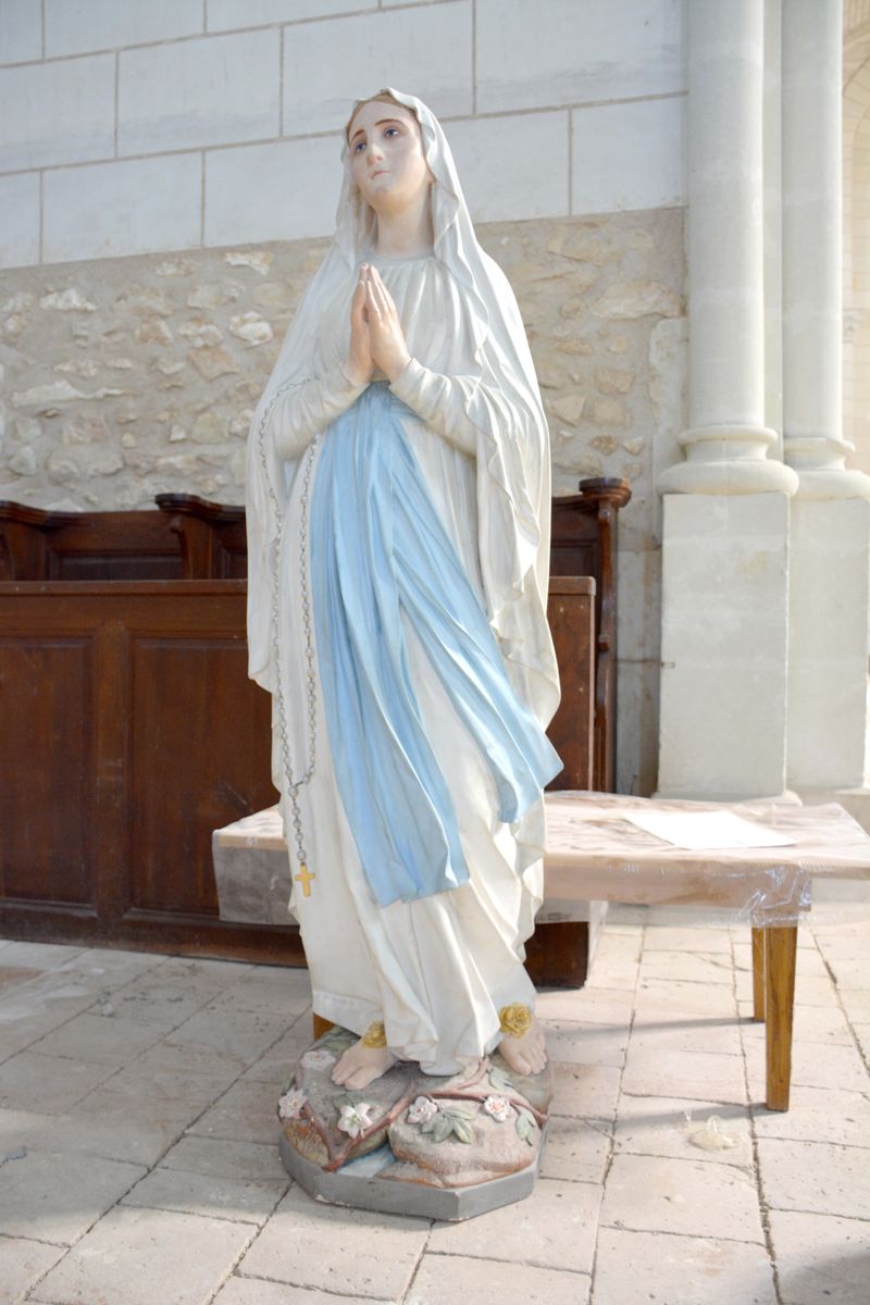 Statue de Notre-Dame de Lourdes.