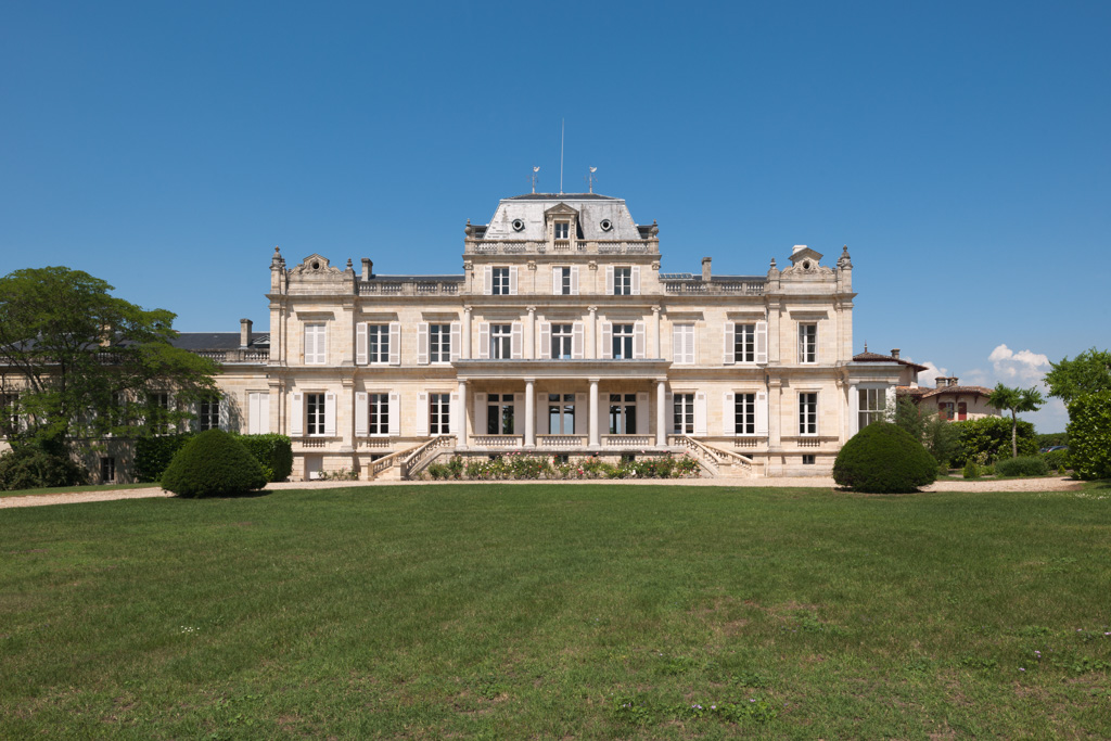 Château, façade sud-ouest sur jardin.