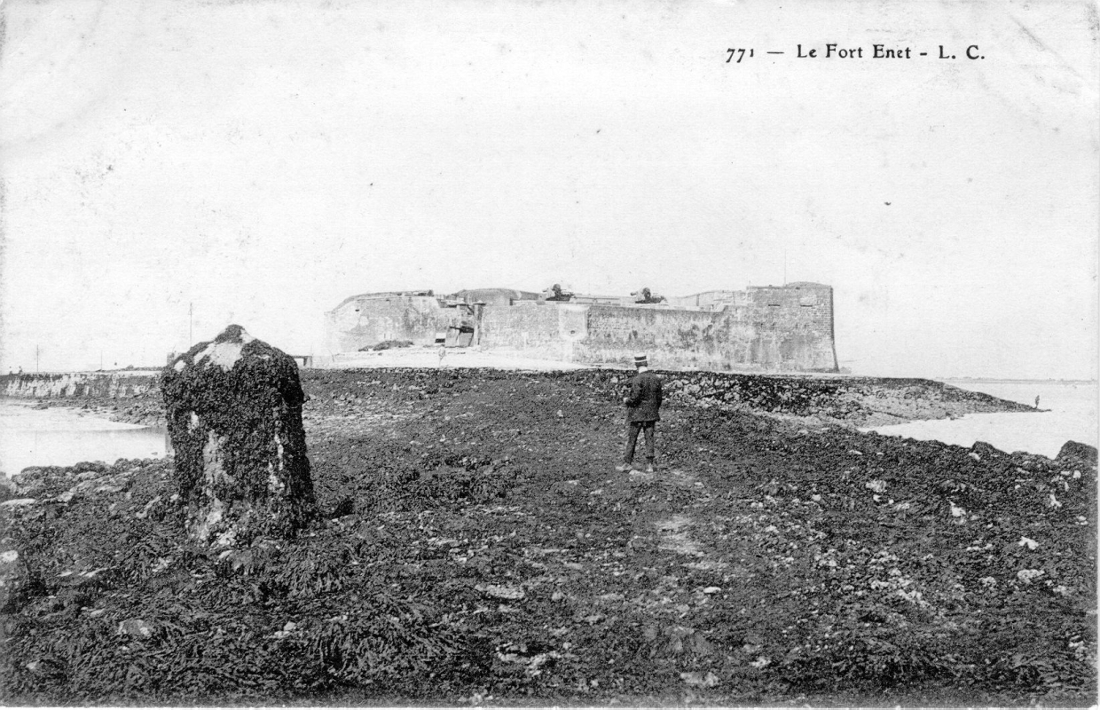 Le fort encore armé de ses canons au début du 20e siècle.