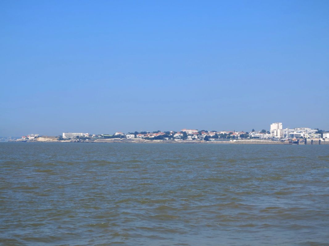 Le front de mer, entre le port et la pointe du Chay, vu depuis l'estuaire.