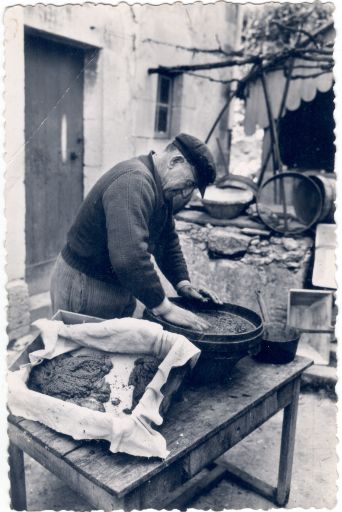 La préparation du caviar par le pêcheur René Milh, vers 1950.