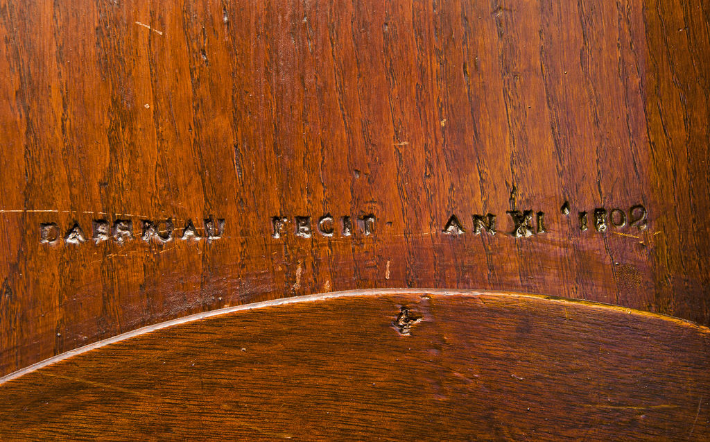 Détail de la signature et de la date gravées sur la porte d'entrée.