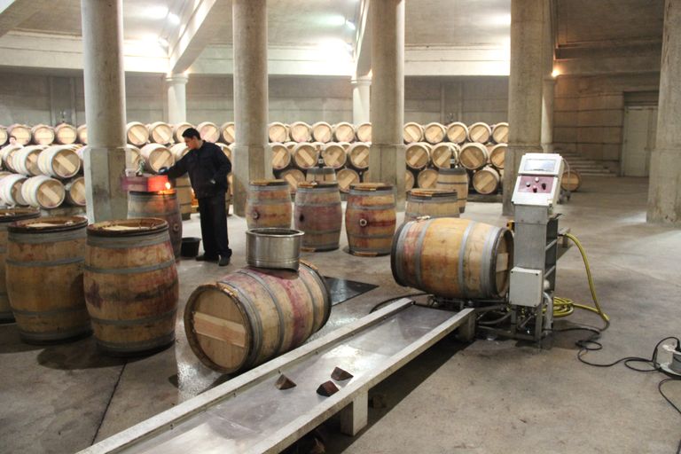 Nettoyage des barriques dans le chai de Ricardo Bofill.