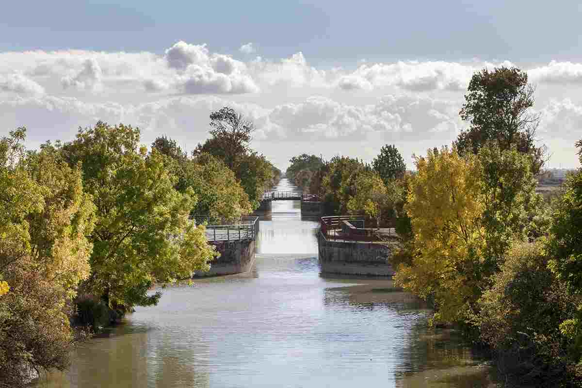 Le canal de Marans à La Rochelle aux aqueducs de Puy Neuf, à Marans, vu en direction du sud.