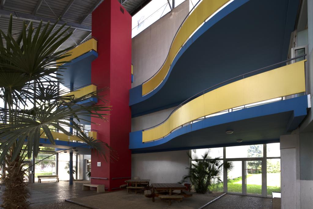 Patio de distribution des trois bâtiments d'internat.