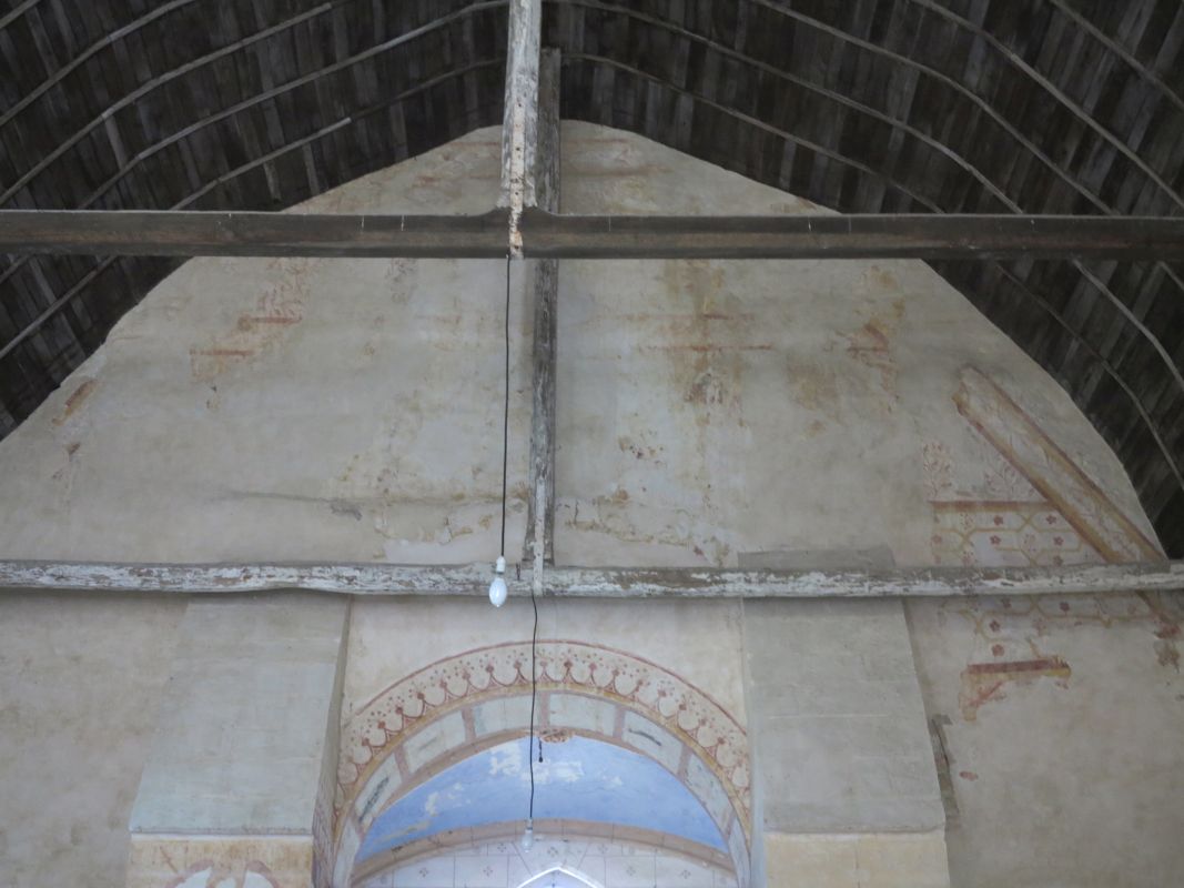 Mur de refend séparant la nef du choeur, face ouest, vestiges de peinture.