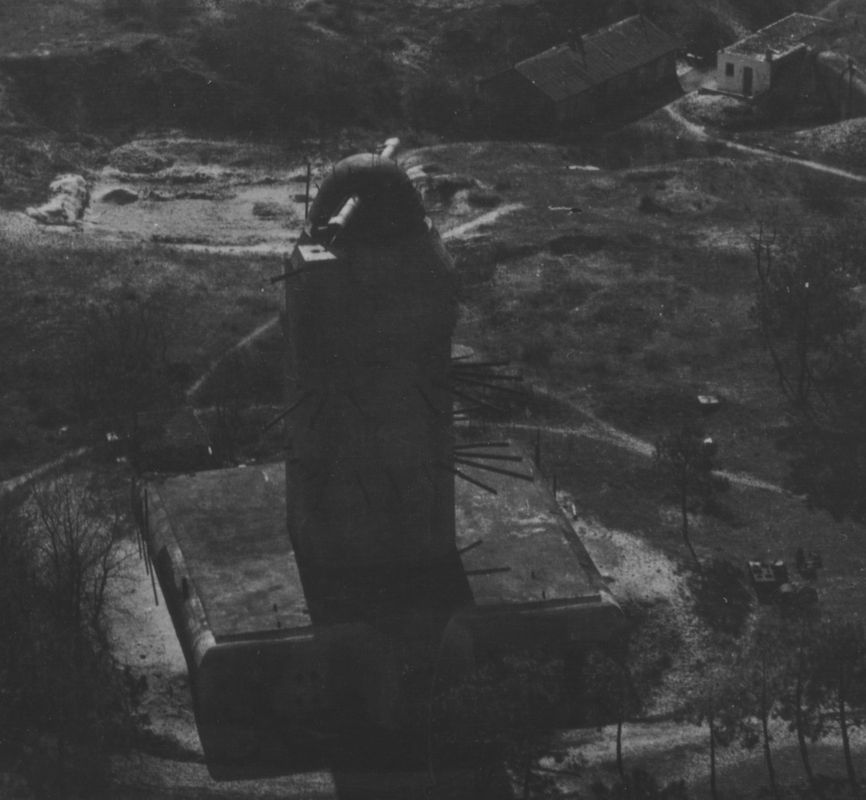 Batterie Karola, tour de direction de tir et de commandement. Phographie ancienne, 1945.