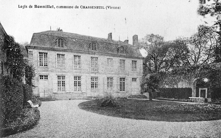 Vue générale du logis. Carte postale ancienne.