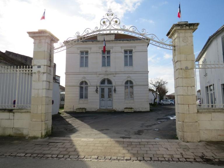 Mairie-école de Sainte-Marie-de-Ré.