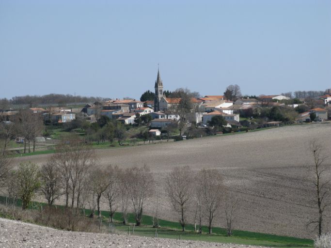 Le bourg vu depuis l'ouest.