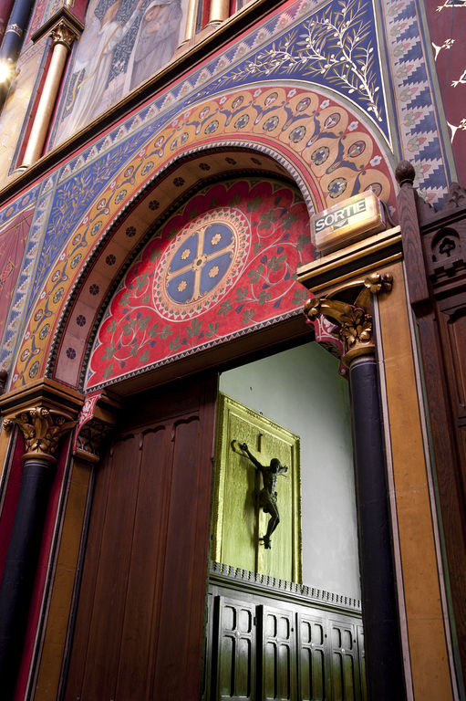 Porte de la sacristie : détail du tympan.