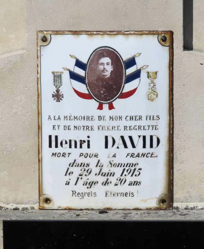 Plaque commémorant Henri DAVID, « mort pour la France dans la Somme le 29 juin 1915 à l'âge de 20 ans ».