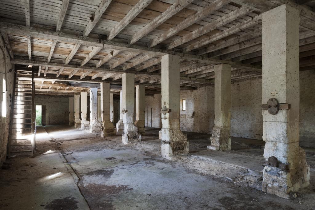 Vue d'ensemble de l'intérieur du rez-de-chaussée de l'étable.