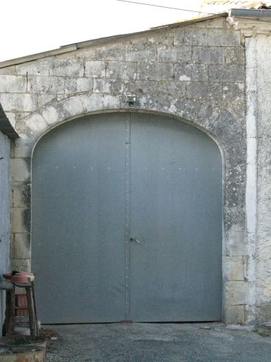 La porte de la dépendance à gauche du logis.