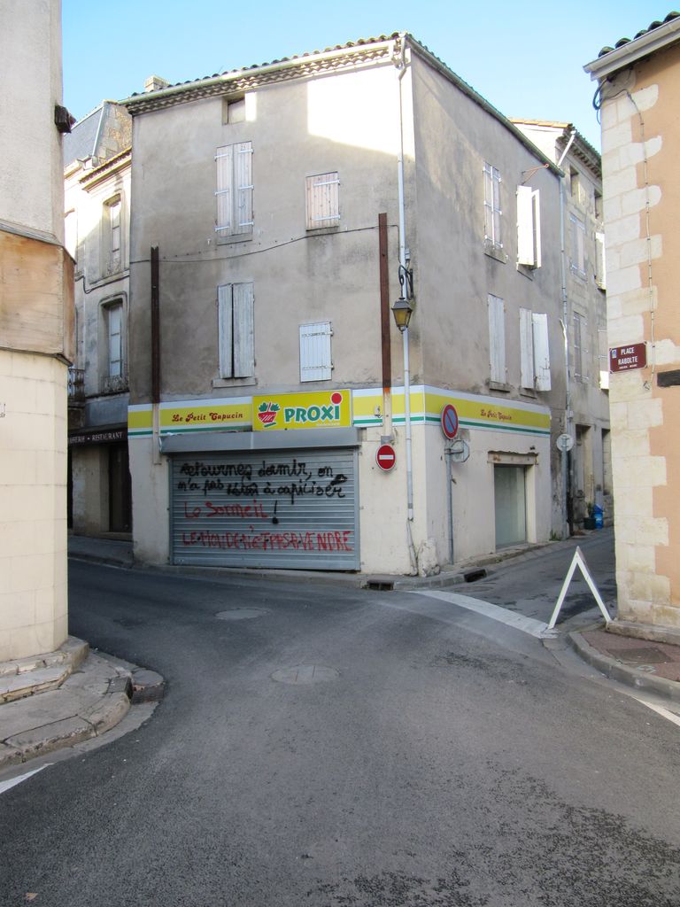 Vue d'ensemble depuis la place, au sud.