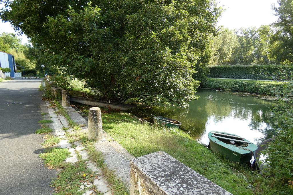 Un des ports ponctuant la rive gauche de la Sèvre Niortaise, dans la partie nord du bourg.