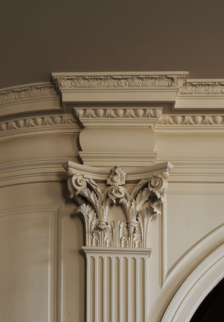 Vue intérieure : détail d'un pilastre à chapiteau corinthien.
