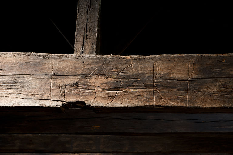 Vue intérieure du cuvier, détail de la charpente : inscription (marque de provenance du bois?).