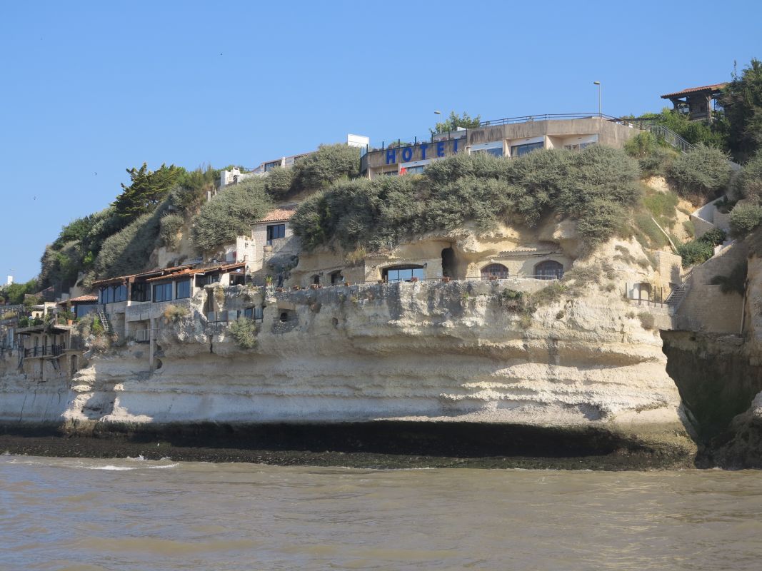 Les grottes de Matata vues depuis l'estuaire.