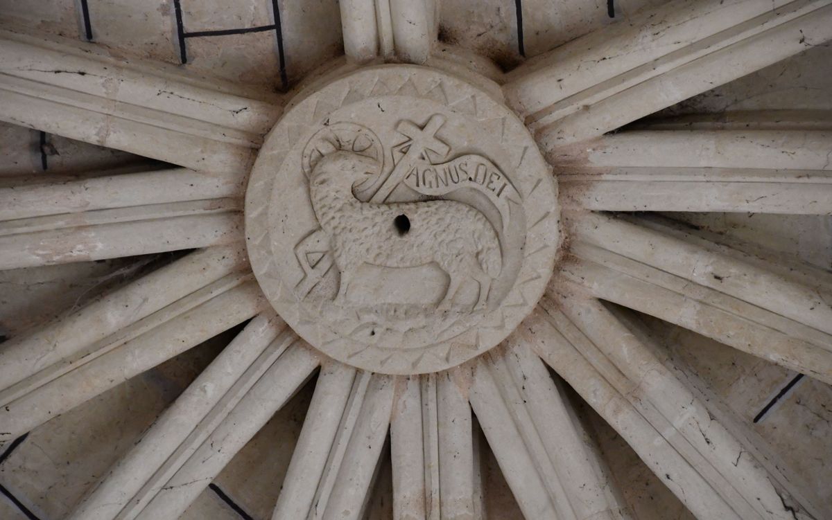 Détail de la clef de voûte du choeur figurant l'agneau Pascal.