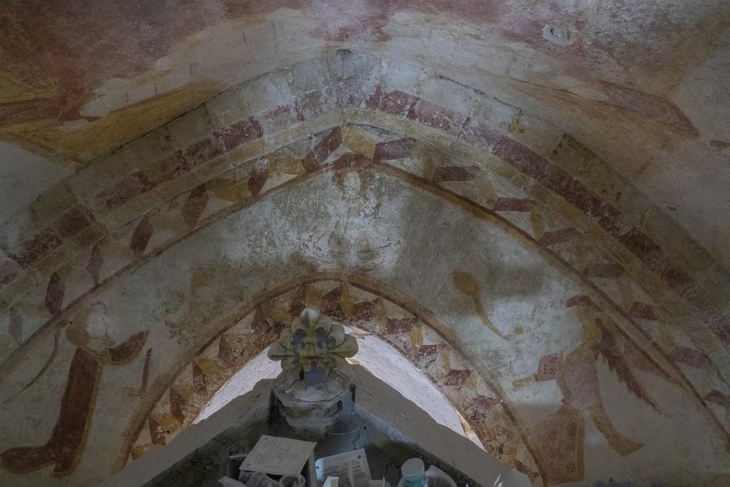 Détail des peintures du 15e siècle du chœur figurant le Christ entouré des deux donateurs.