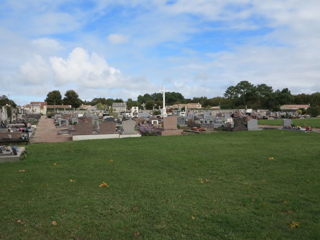 Le cimetière vu depuis le sud, avec sa partie inoccupée au premier plan.