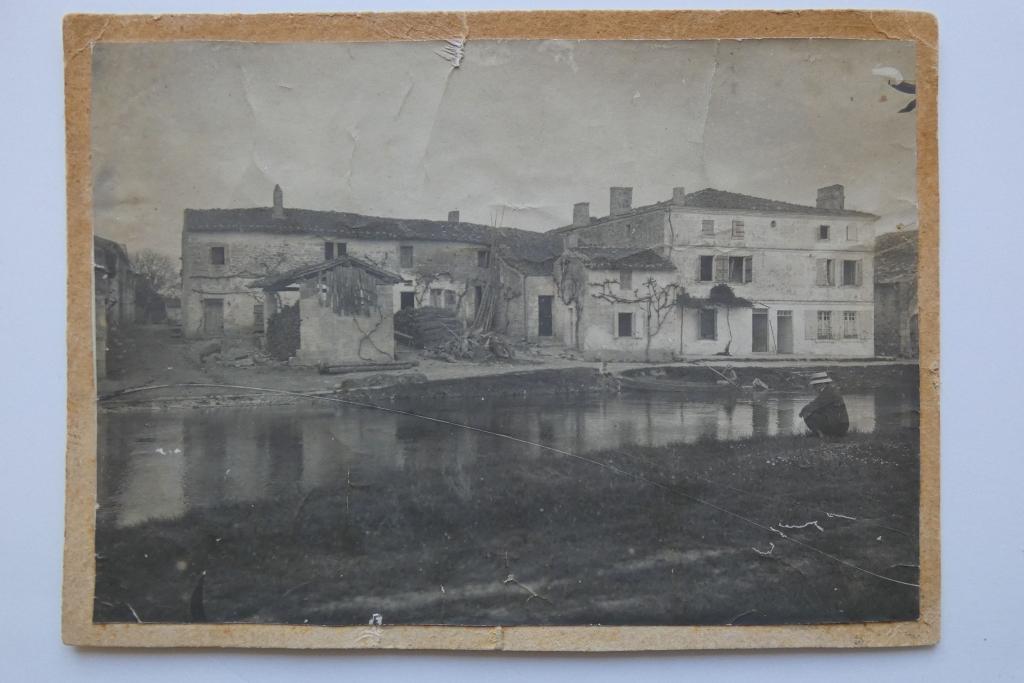 L'ancienne maison, à droite, vers 1900.