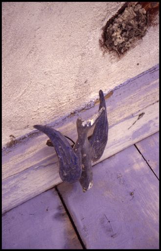 Statue d'oiseau photographiée en 1999, aujourd'hui disparue.