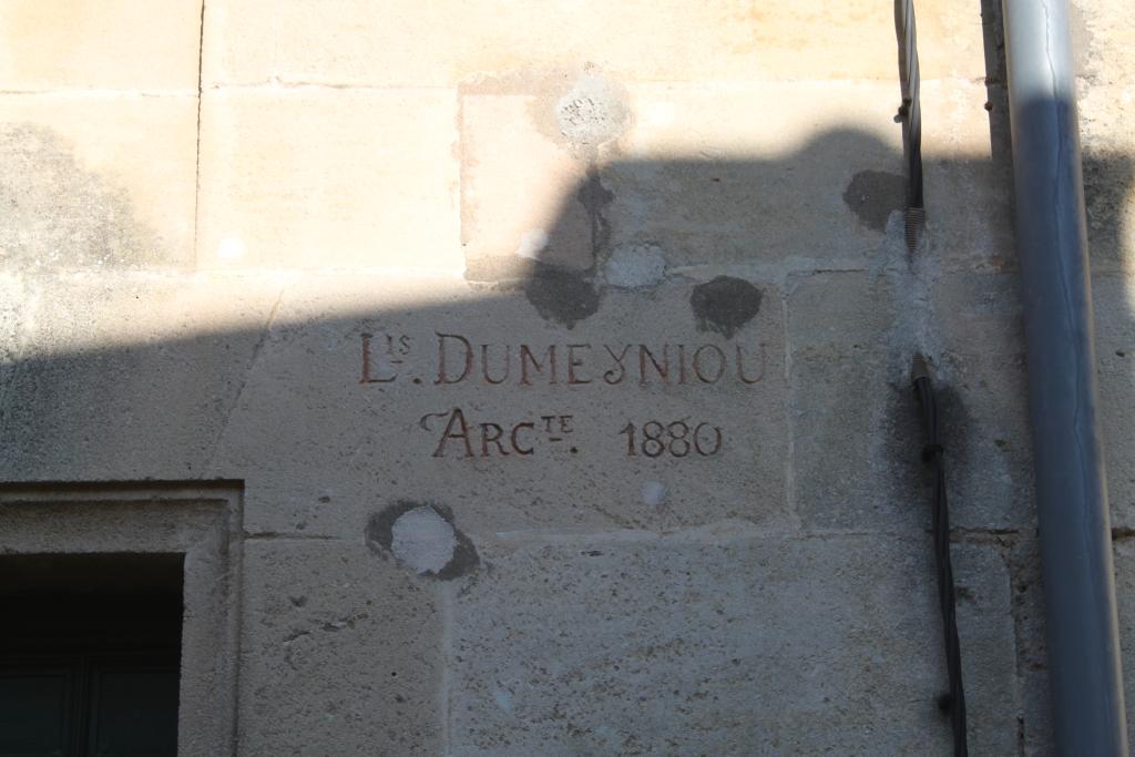 Façade sur rue : détail de la signature de l'architecte Louis Dumeyniou et de la date 1880.
