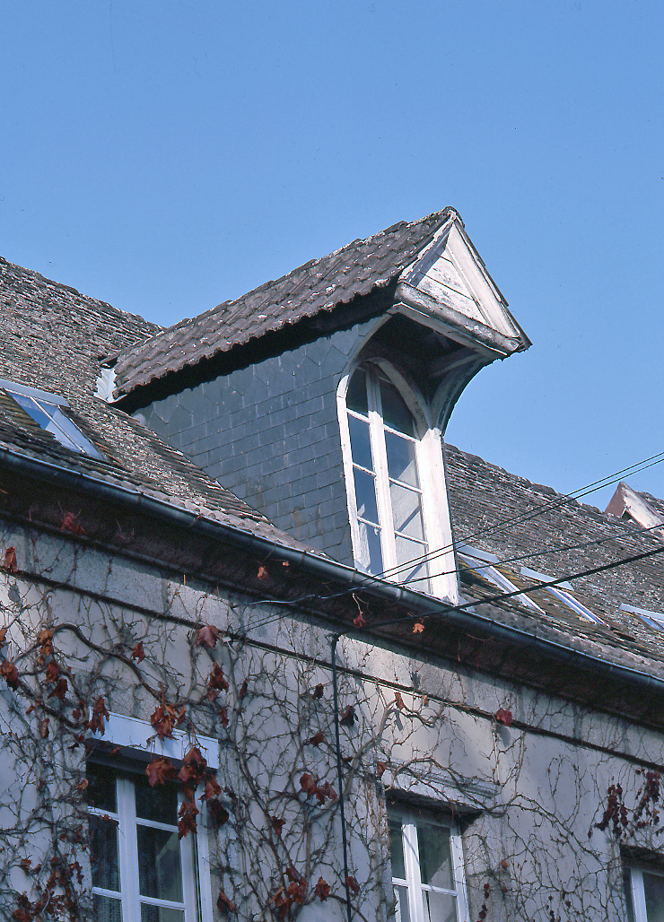 Détail d'une lucarne éclairant l'atelier de tissage aménagé dans le comble du bâtiment principal.