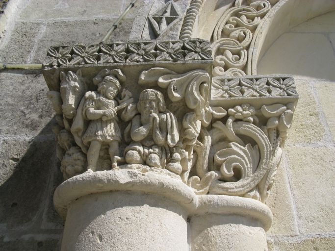 Chapiteaux du portail : saint Martin partageant son manteau avec un pauvre.
