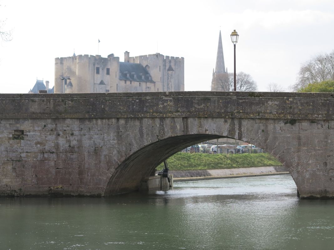 Le pont ouest vu en amont, avec le donjon et l'église Notre-Dame en arrière-plan.