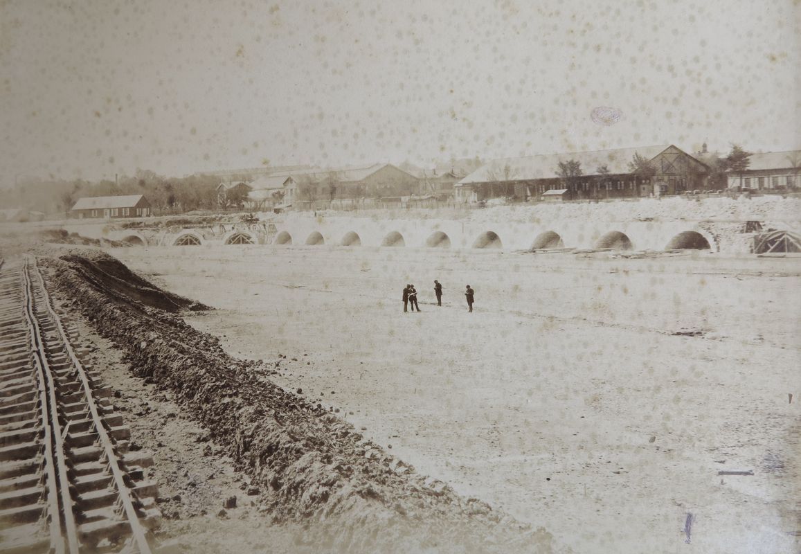 Construction du bassin : vue des quais de la ville et de l'ouest, le 17 mai 1884.