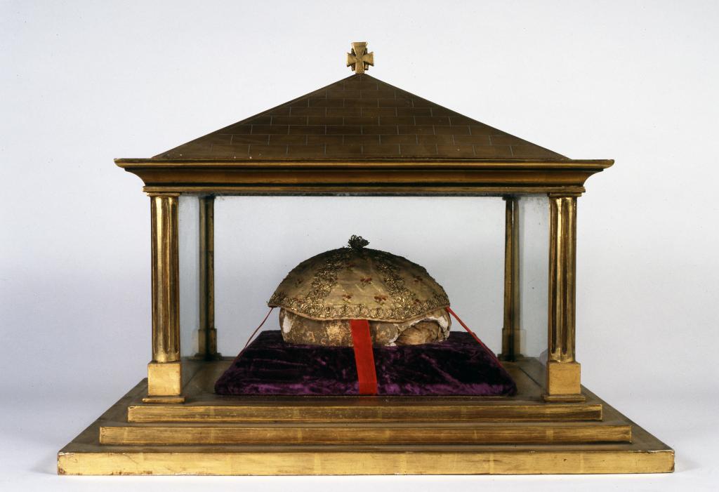 Reliquaire de plan quadrangulaire contenant un crâne posé sur un socle, et recouvert d'une calotte.