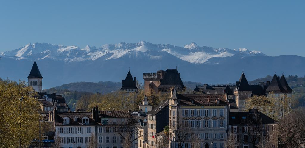 La chaîne des Pyrénées vue depuis la place de Verdun.
