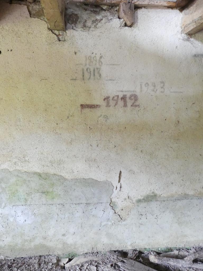 Cotes des crues sur le mur pignon nord.