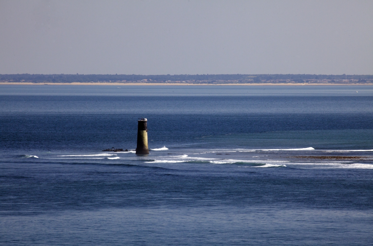 La tourelle d'Antioche vue du phare de Chassiron. La tourelle d'Antioche vue du phare de Chassiron.