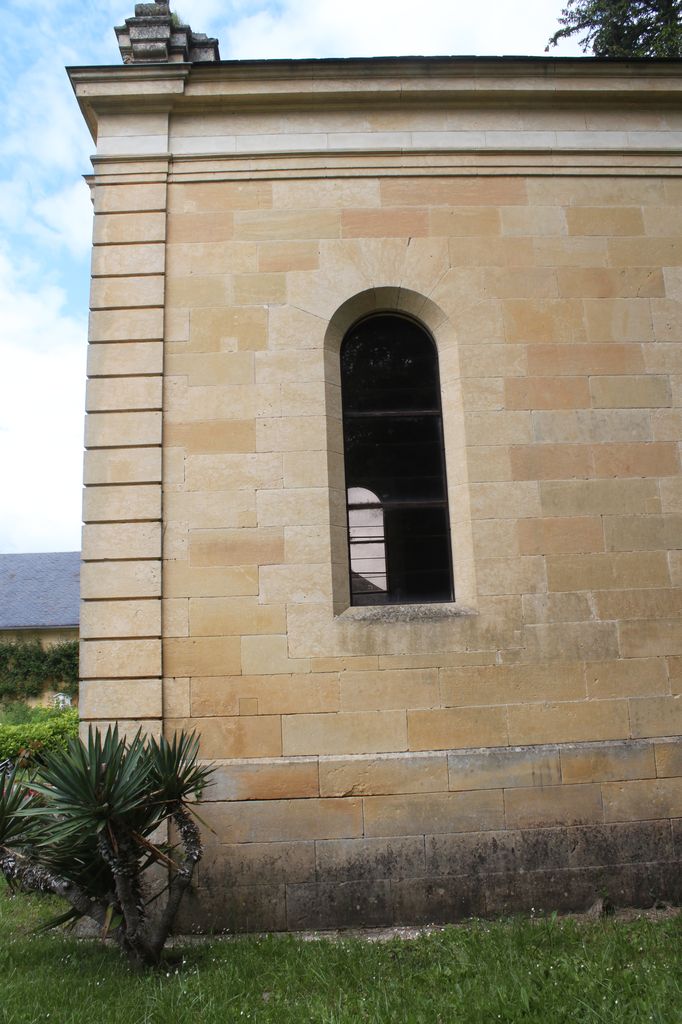 Baie en plein-cintre ouvrant le côté oriental de la chapelle.