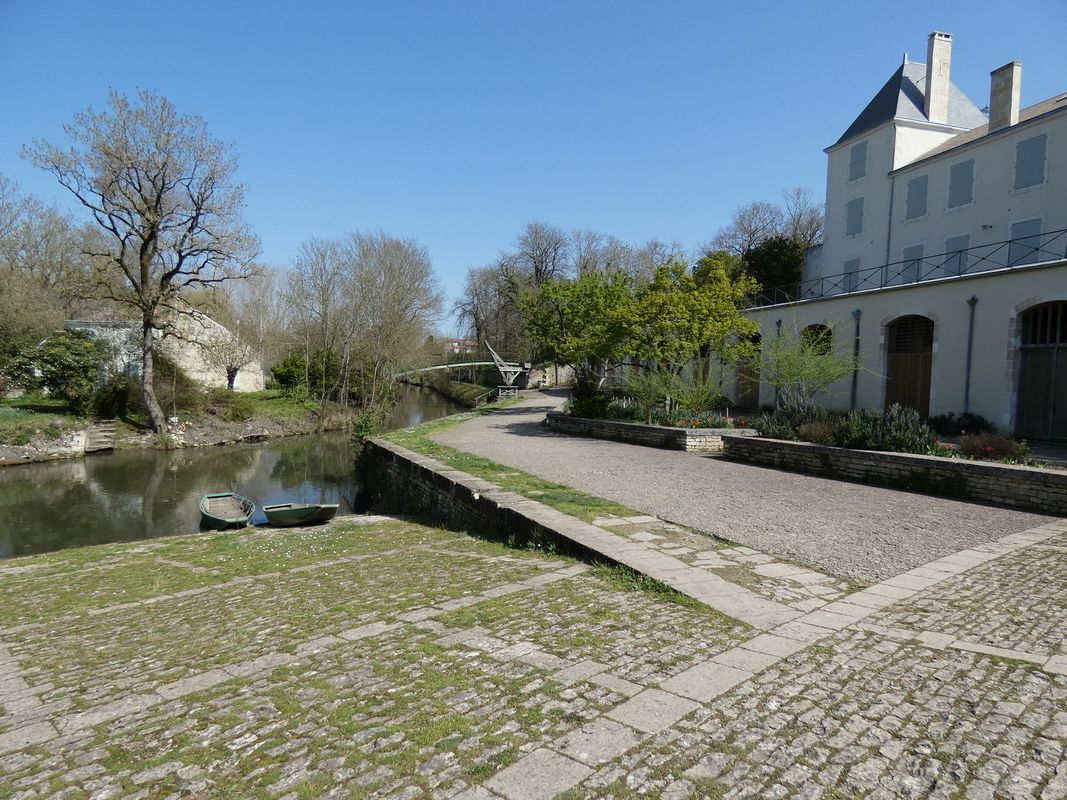 La grande cale et le quai est vus depuis le sud-ouest.