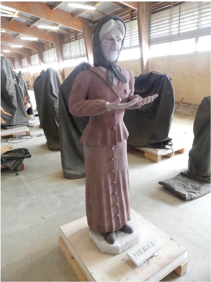 La statue de la femme au foulard après restauration.