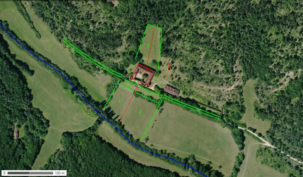 Plan d'ensemble du château d'Auberoche sur fond de vue aérienne IGN. 1 : chemin d'accès. 2 : entrée du château. 3, 4 : jardin antérieur. 3 : terrasse. 4 : pente douce. 5 : jardin postérieur. 6 : colombier (en ruine).