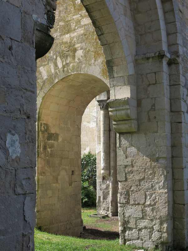 L'arcade menant du transept vers le choeur, vue depuis le nord, avec la travée sous clocher en arrière-plan.