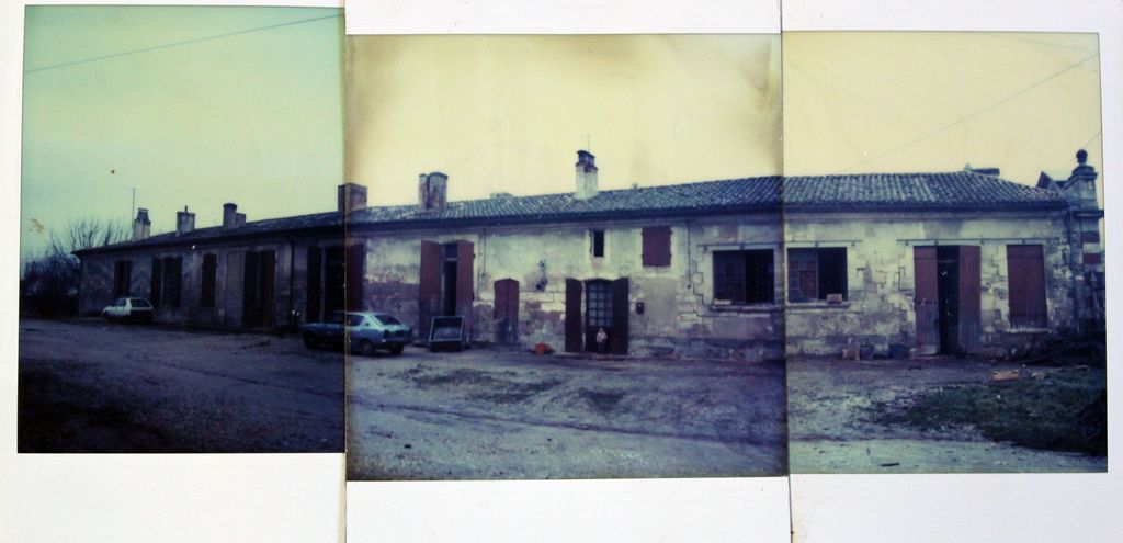 Aile de logements avant restauration : façade sur cour (janvier 1982).