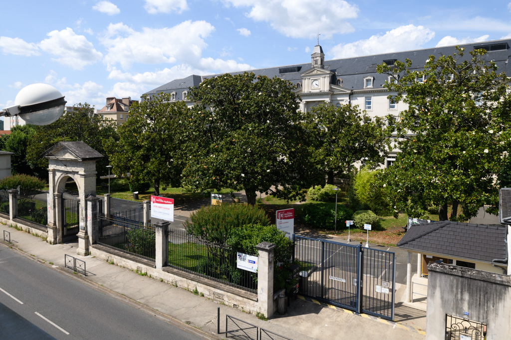 Entrée du lycée.