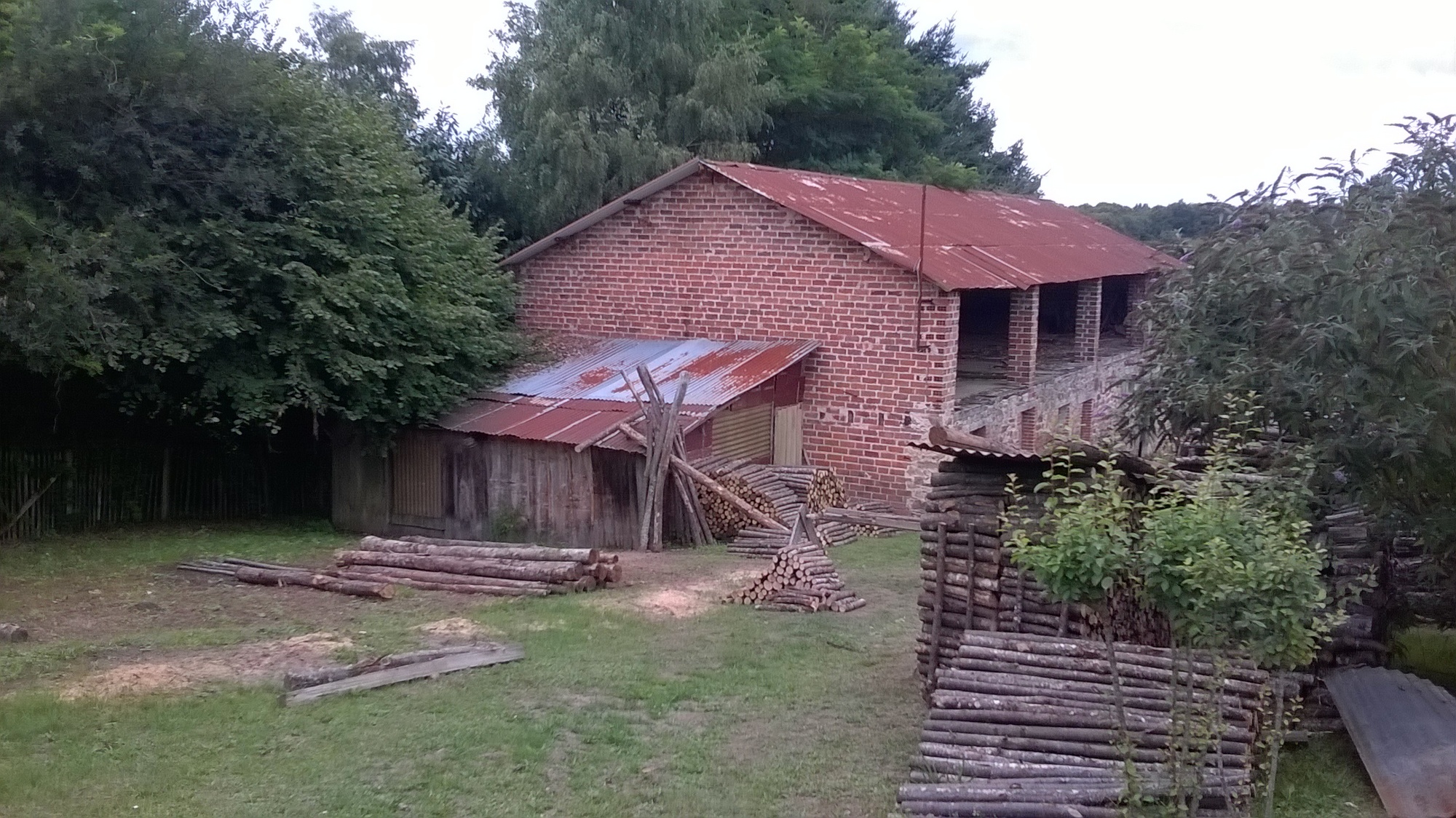 Atelier de feuillard, depuis l'est.