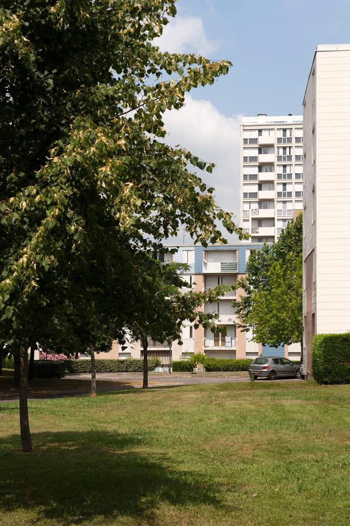 Espaces verts entre les bâtiments dans Mourenx.
